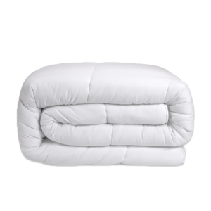 Couette tempérée fibres synthétiques, enveloppe microfibre toucher soie et piquage linéaire